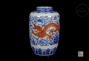 Glazed porcelain vase ‘Dragon’, with Qianlong seal