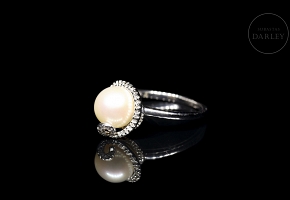 Anillo en oro blanco de 18K con perla y diamantes