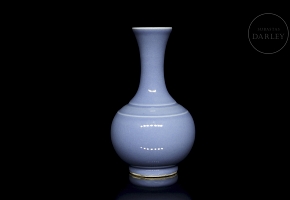 Jarrón de porcelana con vidriado azul lavanda, s.XX