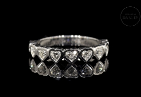 Media alianza de oro blanco de 18K con diamantes en talla corazón, 0.88 ct