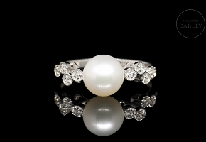 Anillo en oro blanco de 18k con perla y diamantes