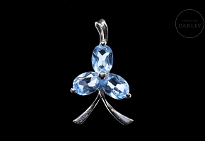 Colgante de oro blanco de 18k con topacios