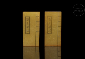 Pair of Shousan ‘Book’ dellos, 20th century