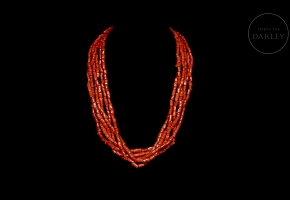 Collar de oro amarillo de 18k con cuentas de coral