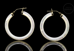 Pendientes de aro en oro amarillo de 18k con nácar