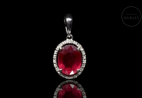 Pendant in 18k white gold, with ruby and diamonds