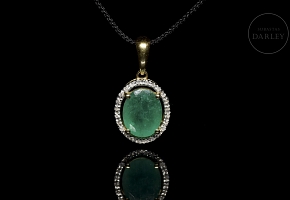 Emerald pendant in 18k yellow gold with diamonds
