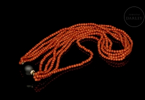 Collar de cuentas coral con esfera negra