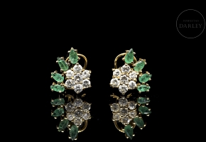 Pendientes de oro amarillo de 18k con esmeraldas y brillantes