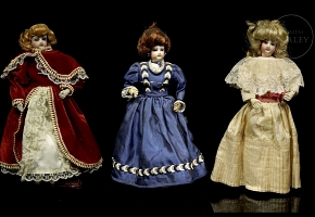 Tres muñecas de porcelana