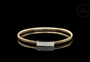 Pulsera rígida de oro amarillo de 18 kt con diamantes