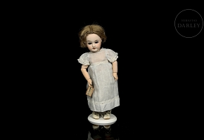 Muñeca de porcelana de formato de gabinete, Francia, c. 1910-1920