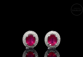 Pendientes en oro blanco de 18K con rubíes y diamantes