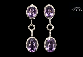 Pendientes largos de oro blanco 18k, amatistas y diamantes