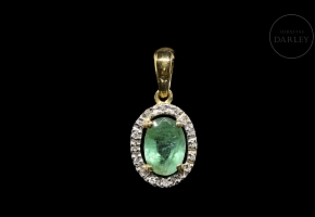 Colgante de oro amarillo de 18K con esmeralda y diamantes