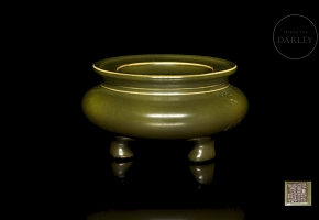 Olive green porcelain tripod incense burner, with Qianlong seal