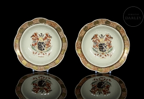Pareja de platos de porcelana