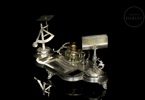 Completo juego de escribanía en metal plateado, pps. s.XX