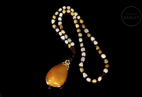 Carved Hetian jade necklace with gold metal mount, 20th century