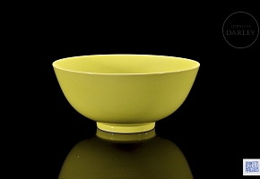 Gran cuenco de porcelana con esmalte amarillo, con marca Qianlong