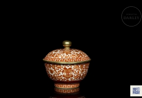 Porcelain bowl with lid ‘Flowers and fretwork’, with Qianlong seal