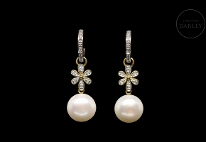 Pendientes en oro amarillo de 18 kt con diamantes y perlas