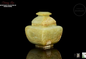 Yellow jade container with lid, ‘Dragons’, Han Dynasty