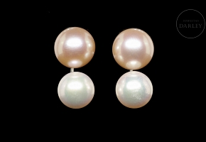 Pareja de pendientes de oro blanco con perlas rosadas y blancas