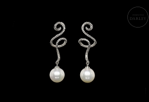 Pendientes con perla y diamantes en oro blanco de 18K