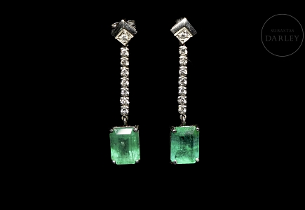 Pendientes largos de oro blanco con esmeraldas y brillantes