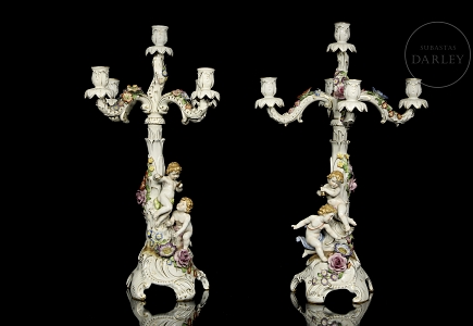 Pareja de candelabros de porcelana