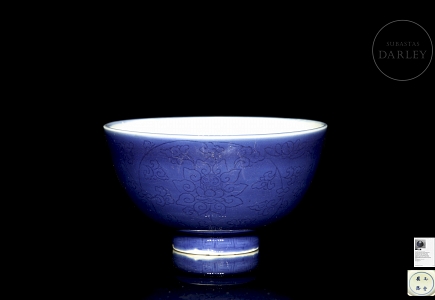 Cuenco de porcelana con esmalte azul 