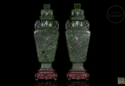 Pareja de jarrones de jade verde espinaca, con sello Qianlong