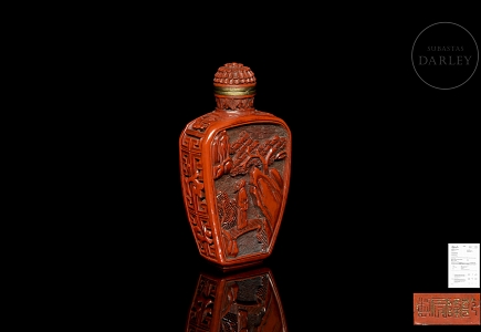 Botella de rapé tallada en madera lacada 