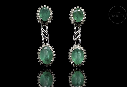 Pareja de pendientes con diamantes y esmeraldas, en oro blanco 18K