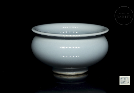 Recipiente de porcelana con vidriado azul, con marca en la base