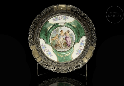 Plato ornamental de porcelana esmaltada y montura de plata, s.XIX-XX