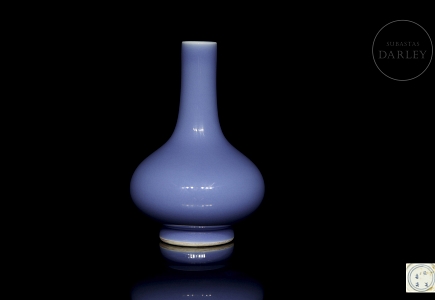 Jarrón de porcelana monocroma vidriada en azul claro, dinastía Qing