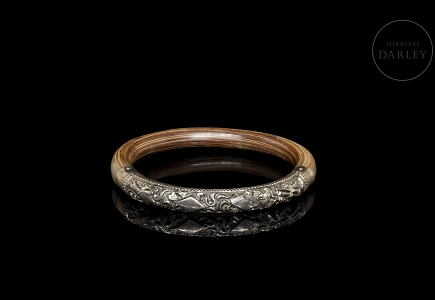 Brazalete de madera con decoraciones en plata, s.XX