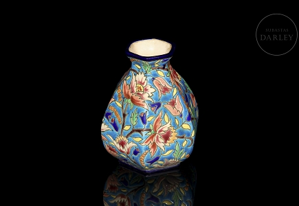 Longwy, jarrón hexagonal de cerámica esmaltada, pps. s.XX