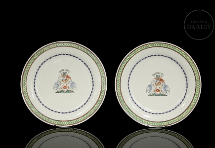 Pareja de platos de porcelana 