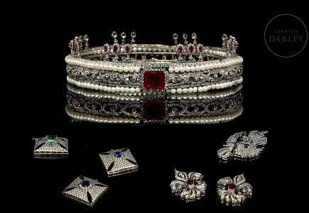 Conjunto de diadema y broches modulares en oro de 18k con perlas y piedras preciosas