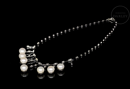 Collar de oro blanco de 18k con perlas y diamantes