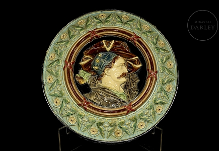 Gran plato de mayólica con retrato, s.XIX