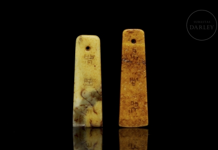 Pareja de colgantes de piedra tallada 