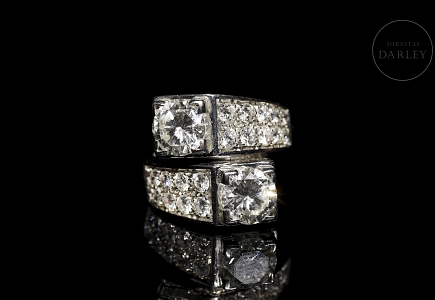 Sortija de oro blanco de 18 kt con dobles brillantes