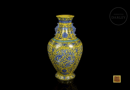 Jarrón de porcelana en azul y amarillo 
