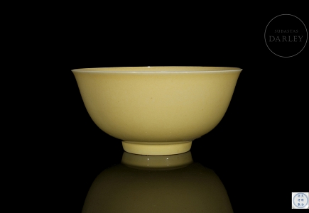 Taza de porcelana con esmalte amarillo, dinastía Ming