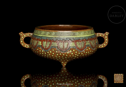 Incensario de cerámica policromada “Hojas”, con sello Qianlong