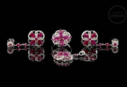 Conjunto de anillo, colgante y pendientes en oro blanco de 18k con rubíes y diamantes